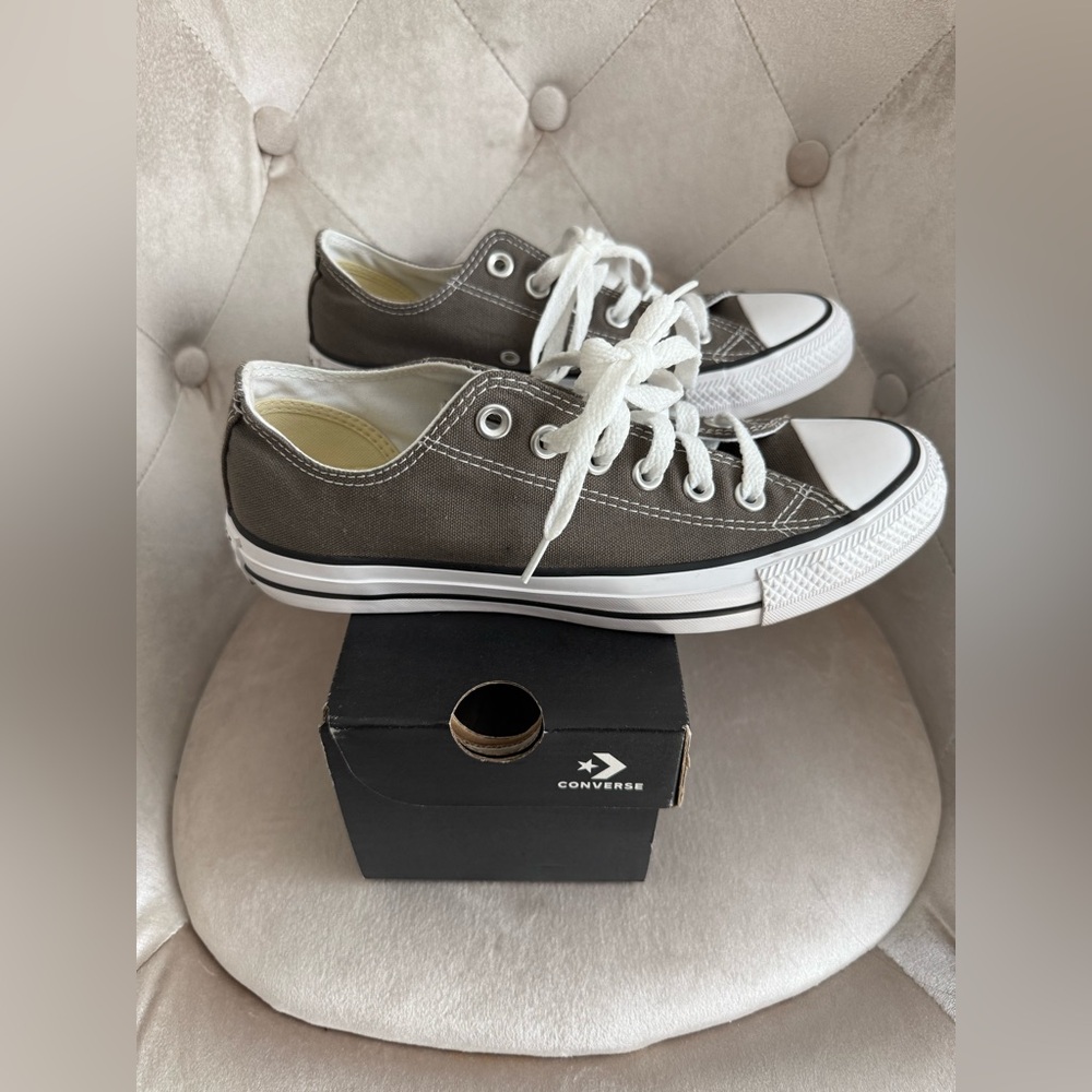 Classic Converse Size 7 Women - Picture 3 of 6